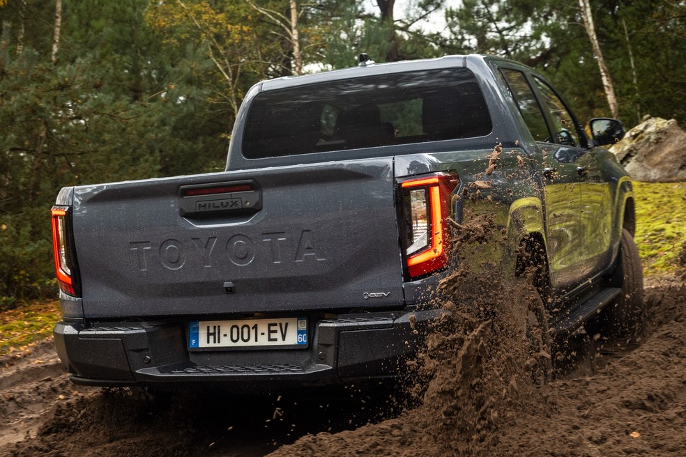 Toyota Hilux elétrica é flagrada em testes no Brasil antes do lançamento previsto para 2027