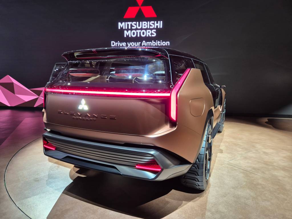 Mitsubishi Outlander 2028: quinta geração terá sistema híbrido com quatro motores elétricos