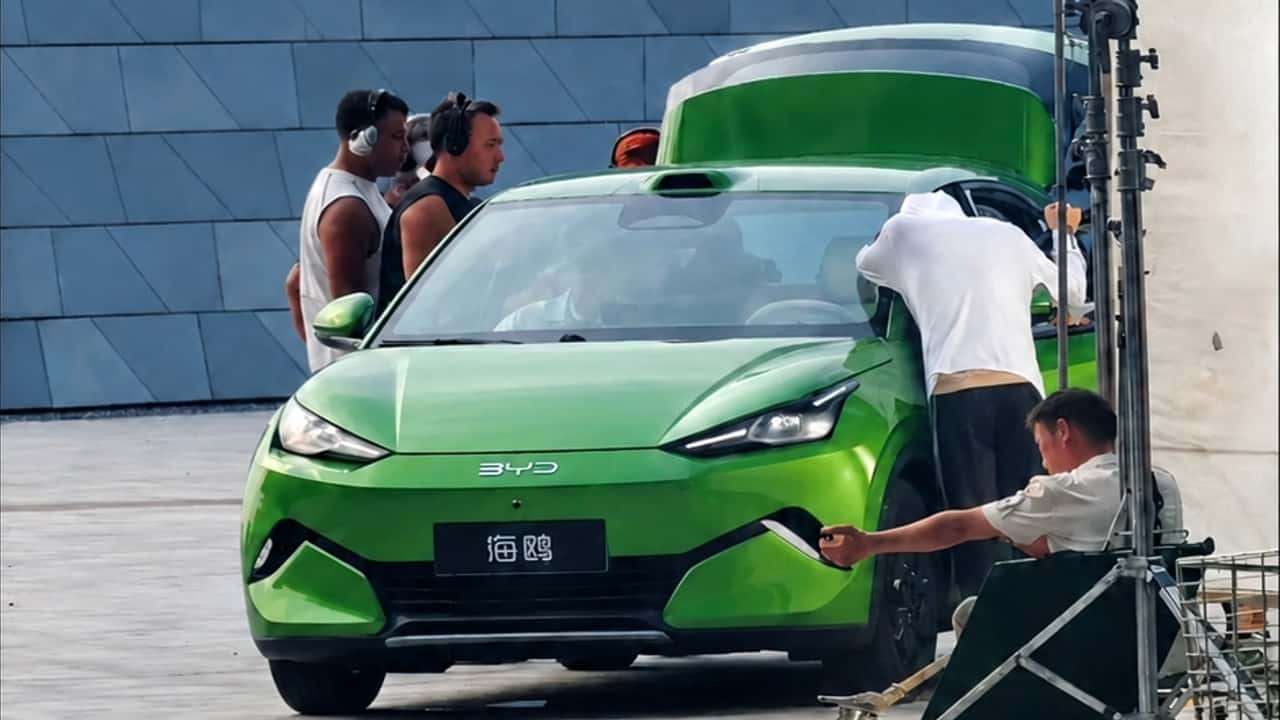 Novo BYD Dolphin Mini é flagrado sem disfarce e surpreende pelo crescimento para rivalizar com Geely EX2