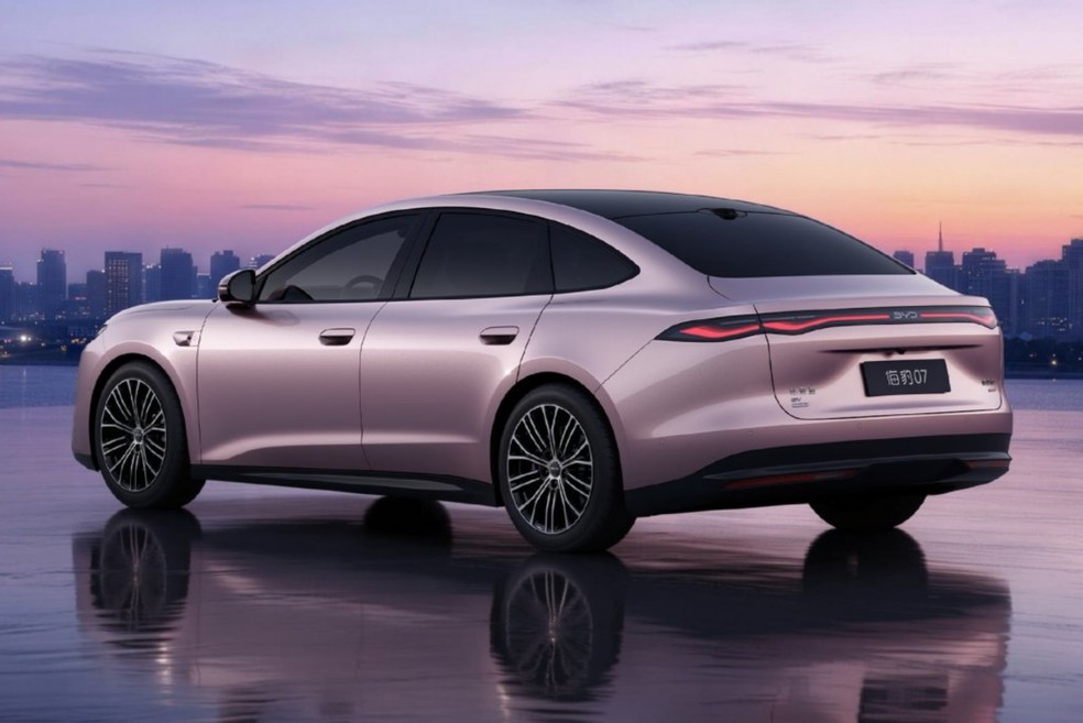 Novo BYD Seal 07 passa dos 700 km de autonomia e mira o Brasil: o que esperar do sedã que desafia o Tesla Model 3