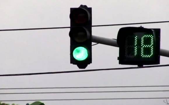 Projeto de lei quer semáforo com contagem regressiva obrigatória para combater a 'indústria da multa'