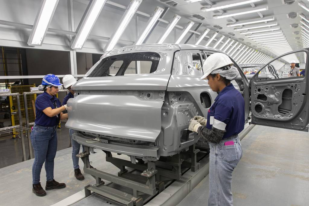 BYD Camaçari: fábrica na Bahia avança em soldagem e pintura, mas carros 100% nacionais só chegam em 2027