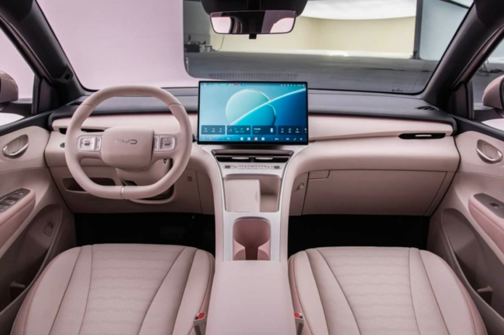 BYD Dolphin Mini de nova geração mantém estabilidade a 140 km/h mesmo com pneu furado