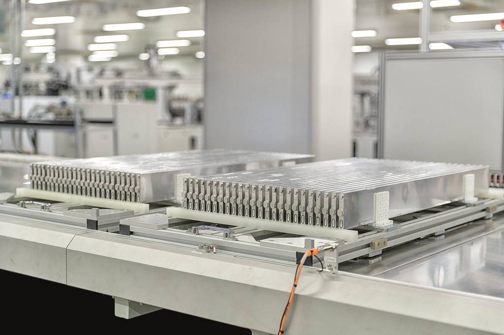 BYD patenteia bateria com células totalmente submersas em fluido dielétrico para maior eficiência térmica
