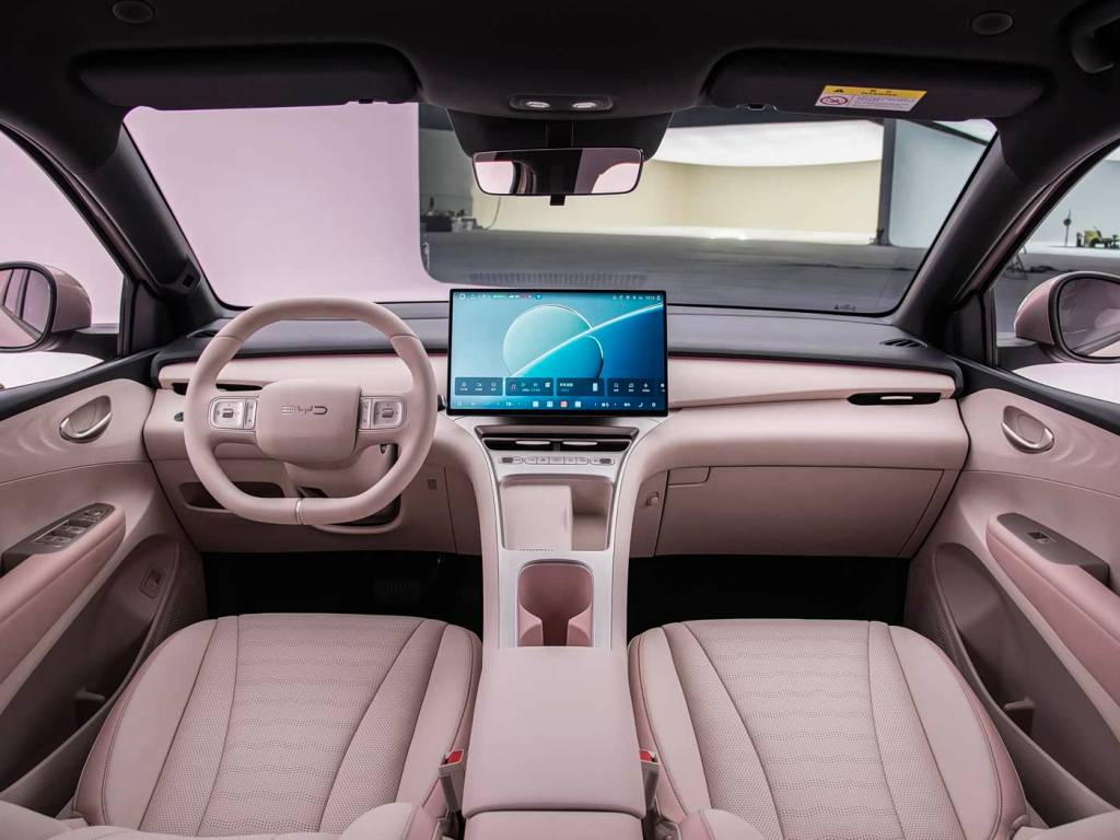 Nova geração do BYD Dolphin Mini surpreende com banco com massagem e compartimento secreto