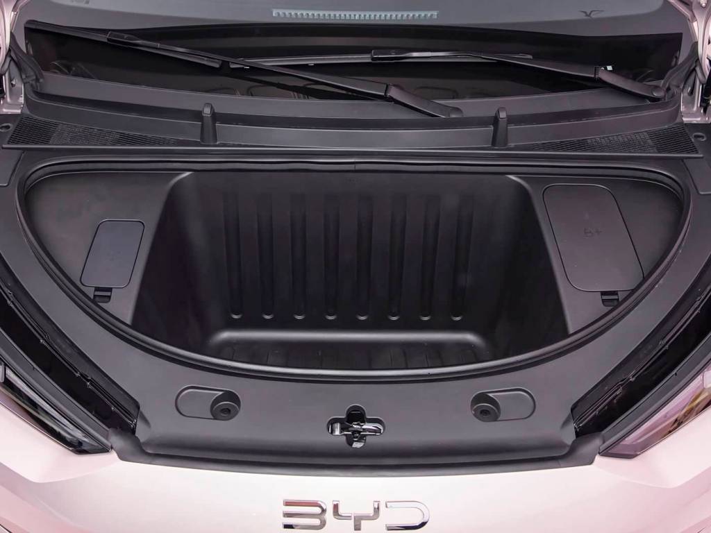 Nova geração do BYD Dolphin Mini surpreende com banco com massagem e compartimento secreto